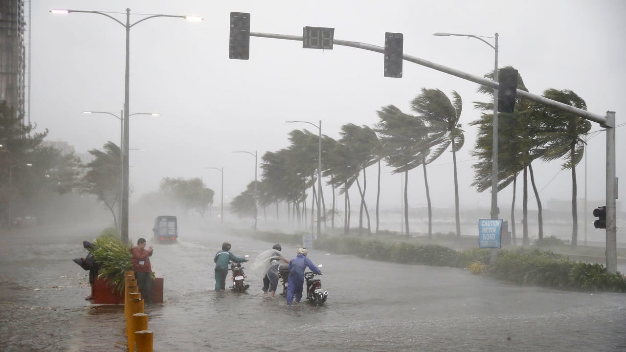 Fierce   typhoon Mangkhut takes aim at south China