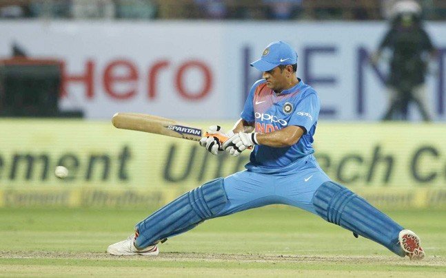 India vs Australia: Dhoni receives rousing reception in 3rd ODI 
