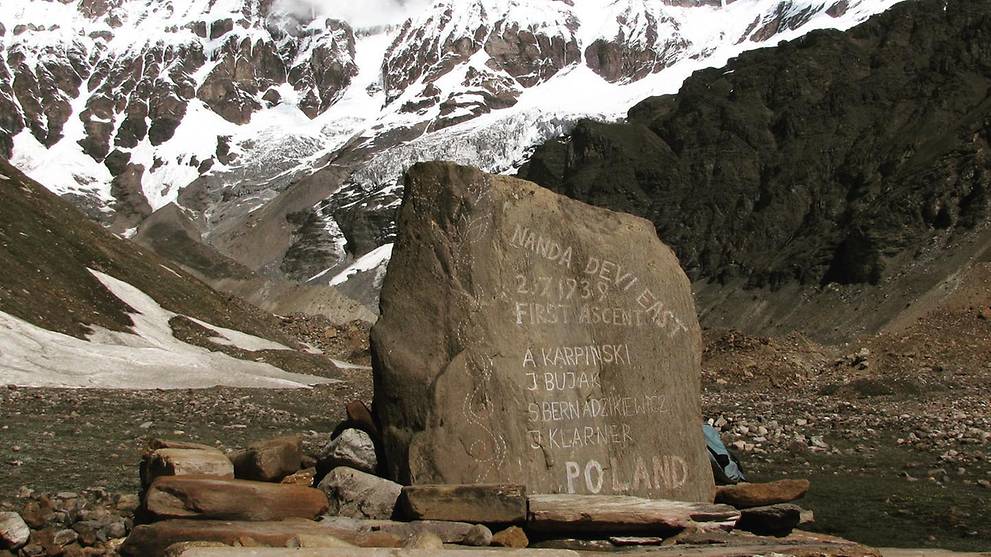 Eight Still  missing , 4 rescued  on avalanche hit Uttarakhand Peak India