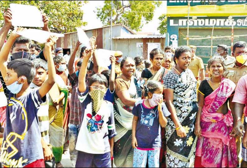 Women protest against opening tasmac shop SECVPF.gif