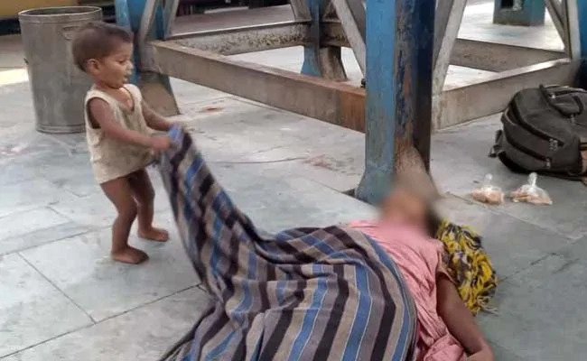 2 yrs Baby tries to  wake up dead mother in Bihar’s Muzaffarpur railway station