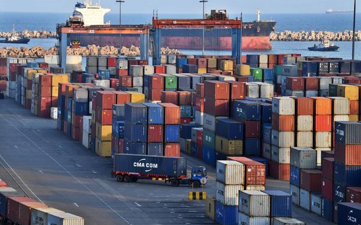 Clearance  of China goods at Ports : Nitin Gadkari caught between devil and deep sea