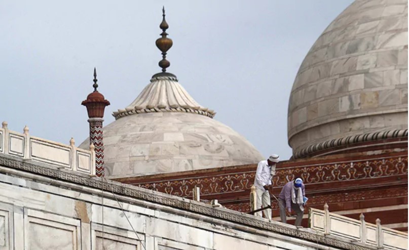 Taj Mahal sandstone railing damaged : ASI