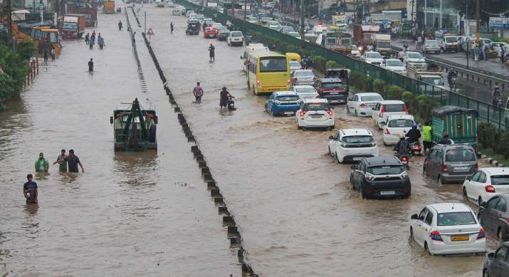 Incessant 27.5 cms heavy overnight rain in Mumbai suspended bus rail services