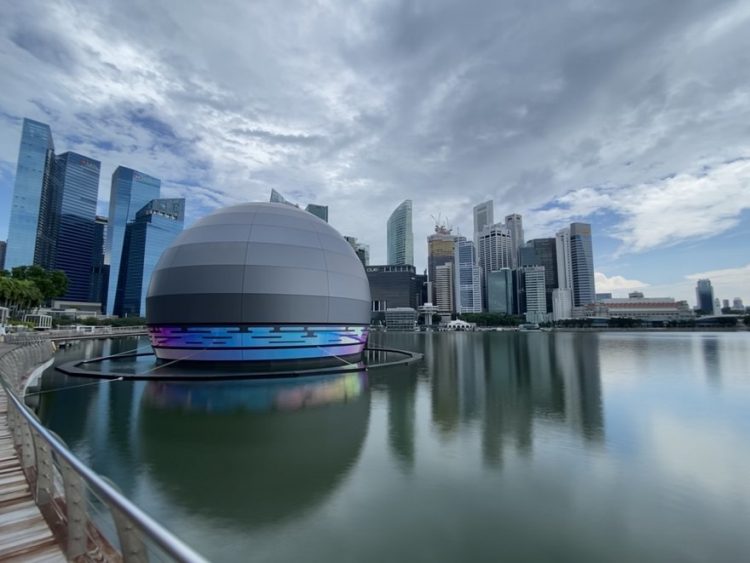 Singapore giant glowing orb is the world’s first floating Apple Store
