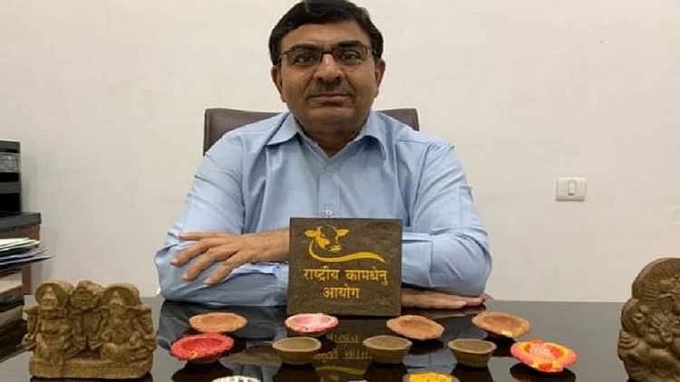 RSS follower Kathiria, Rashtriya Kamdhenu Aayog chairman Invents antiradiation Chip made of Cowdung