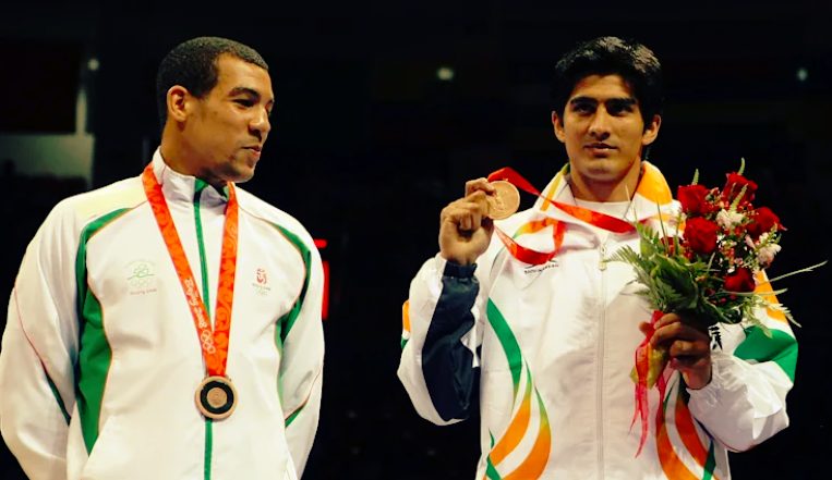 Olympics winner  Boxer Vijender Singh ask Modi Govt Farm black laws to be  withdrawn else he will return medals