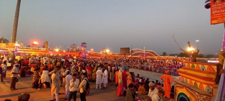 Maha Kumbh devotees thrown corona safety measures in to air