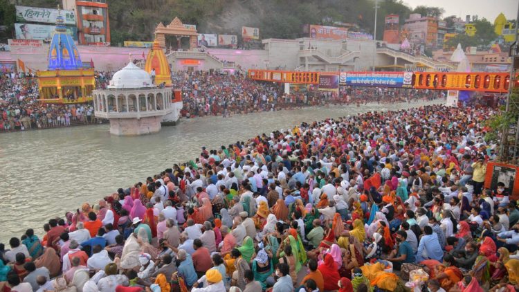 Millions ignore covid19 safety norms and took holy dip in Ganga