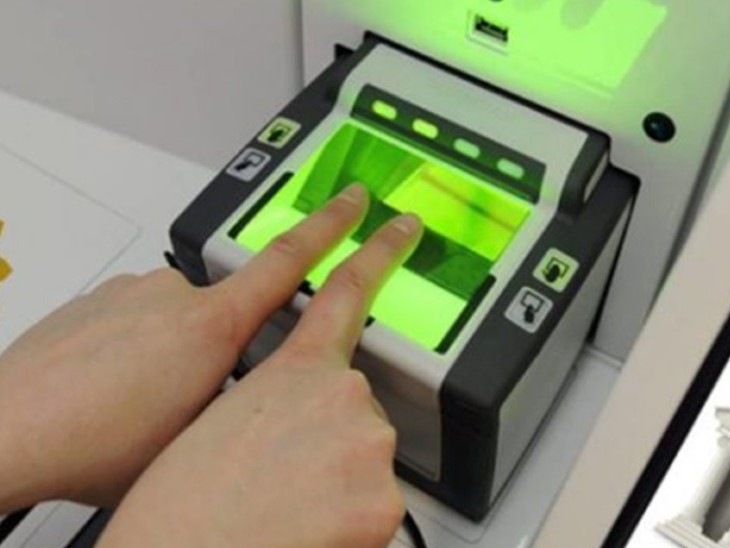 Bihar women lost bank balance after casted finger prints  in Biometric gadget