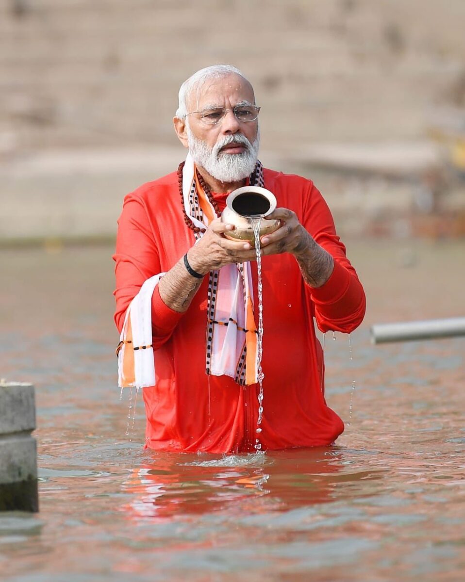 modi bath in ganga