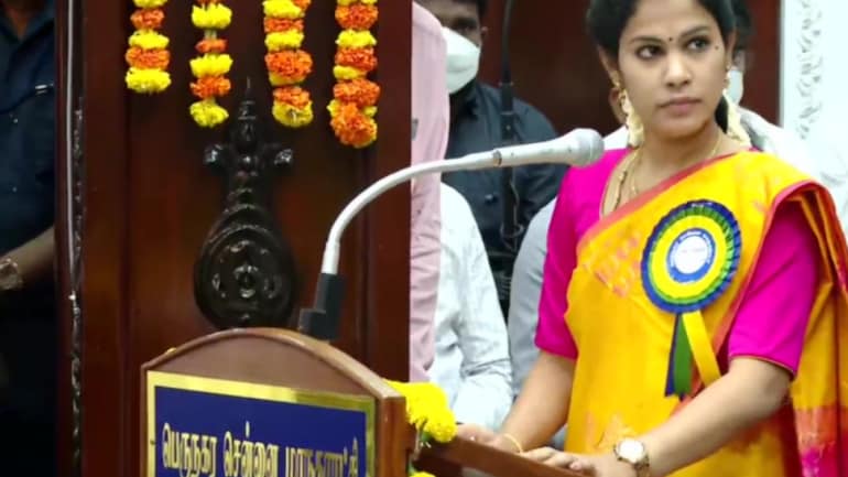 R Priya at 28 age became Chennai youngest  Mayor