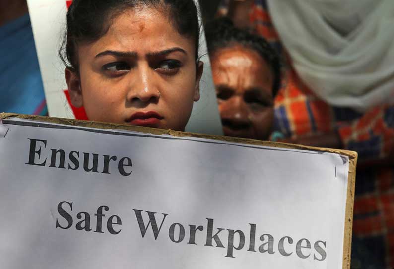 குஜராத்தில் 2 மூத்த அதிகாரிகள் மீது 25 பெண் ஊர்க்காவல் படையினர் கூறிய பாலியல்