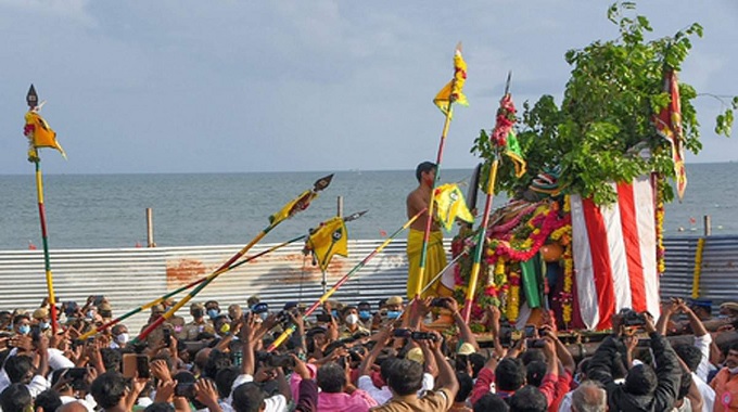 வரலாற்றிலேயே முதல் முறையாக திருச்செந்தூரில் பக்தர்கள் இன்றி நடைபெற்ற சூரசம்ஹாரம்