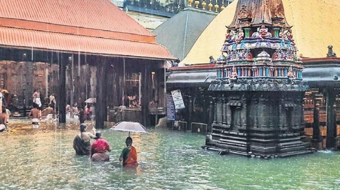 43 வருடங்களுக்குப் பிறகு வெள்ளக்காடான சிதம்பரம் நடராஜர் கோயில்